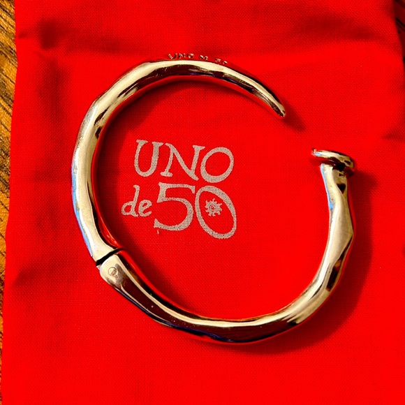 Uno de 50 Silver Plated Hinged Bracelet - Picture 2 of 6